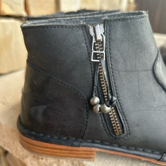 Olukai KAONA II black matte leather bootie’s w/ side zip Sz-7.5.  F - Picture 5 of 13